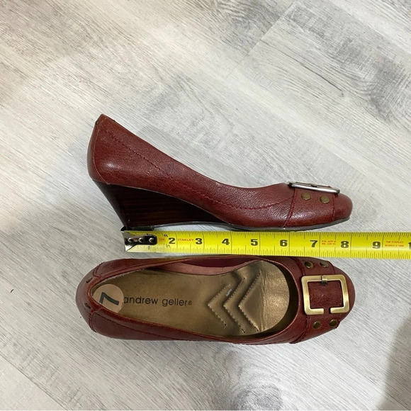 Andrew Geller NWOT Size 7 Reddish Brown with antiques Gold Buckle WEDGE Heel 2.5 - Picture 3 of 16